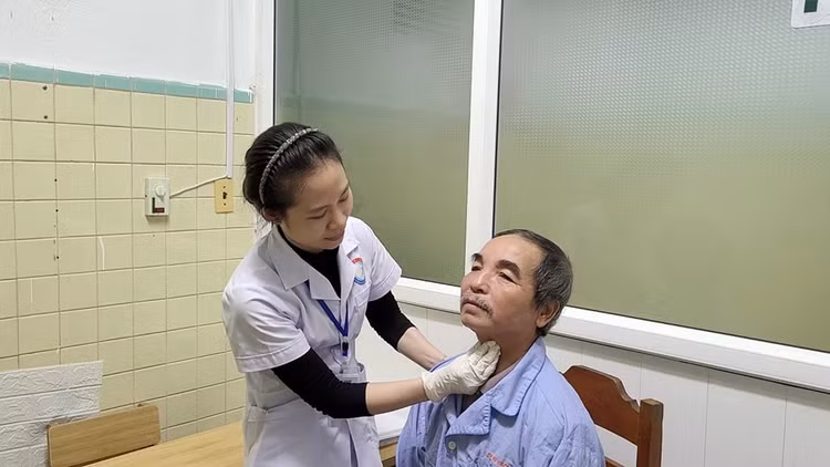 Thăm khám cho bệnh nhân bị chứng rối loạn nuốt mức độ nặng sau đột quỵ Thăm khám cho bệnh nhân bị chứng rối loạn nuốt mức độ nặng sau đột quỵ