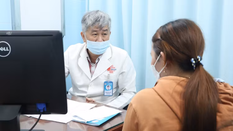 TS.BS. Phạm Phú Phát đang tư vấn cho người bệnh tại Phòng khám