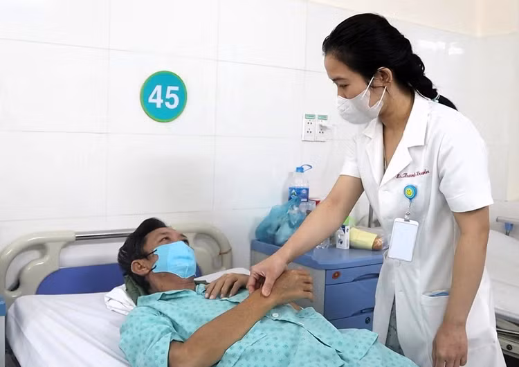 BS. Võ Thị Thanh Huyền đang thăm khám, dặn dò người bệnh trước xuất viện