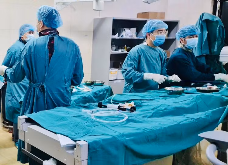 Trẻ sơ sinh khi mới chào đời cân nặng thấp, sức đề kháng yếu, nên trong quá trình làm can thiệp phải hết sức cẩn trọng nhưng cũng hết sức khẩn trương