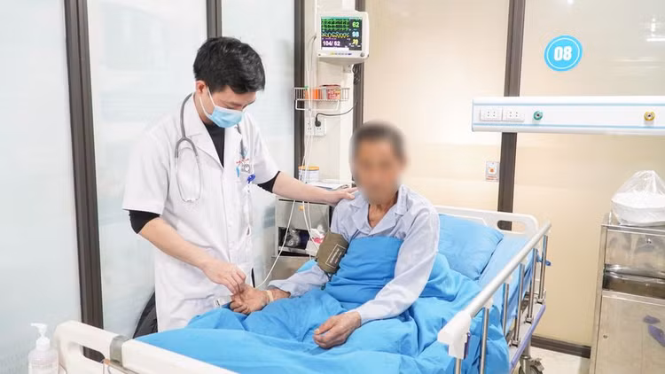 Tắc động mạch chính nuôi tim bệnh nhân 76 tuổi nguy kịch: cần biết sớm Tắc động mạch chính nuôi tim bệnh nhân 76 tuổi nguy kịch: cần biết sớm