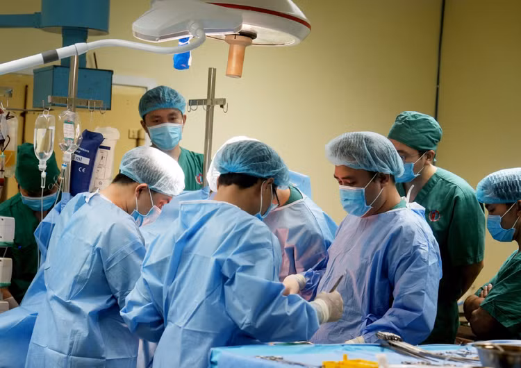 Ca phẫu thuật lấy tạng được triển khai bởi nhiều ekip khác nhau, phối hợp chặt chẽ trong suốt thời gian phẫu thuật.