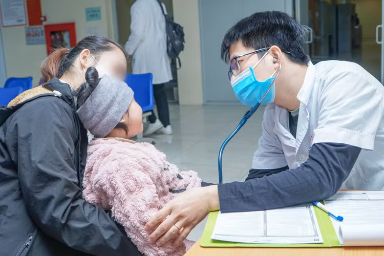 Thăm khám cho trẻ bị bệnh - Ảnh BVCC Thăm khám cho trẻ bị bệnh - Ảnh BVCC