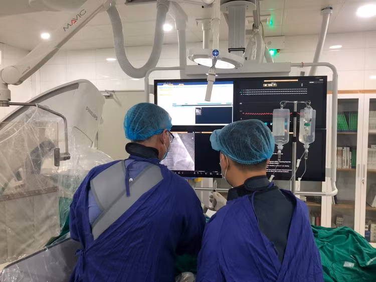 Đặt stent cứu bệnh nhân nhồi máu cơ tim cấp - Ảnh BVCC Đặt stent cứu bệnh nhân nhồi máu cơ tim cấp - Ảnh BVCC