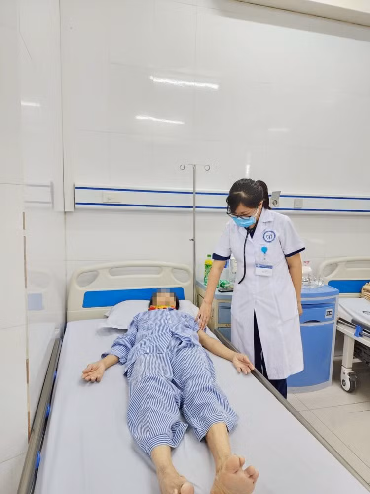 BSCKII. Bùi Thị Tuyết Mai thăm khám cho người bệnh BSCKII. Bùi Thị Tuyết Mai thăm khám cho người bệnh