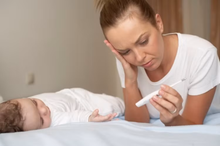 Cảm lạnh: Nếu trẻ có triệu chứng ho khan, chảy nước mũi thì đây là triệu chứng đầu tiên của sởi. Nhưng đây không phải là triệu chứng duy nhất của bệnh nên chưa thể khẳng định vào thời điểm này. Cảm lạnh: Nếu trẻ có triệu chứng ho khan, chảy nước mũi thì đây là triệu chứng đầu tiên của sởi. Nhưng đây không phải là triệu chứng duy nhất của bệnh nên chưa thể khẳng định vào thời điểm này.