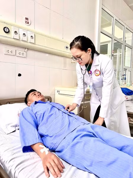 Thăm khám cho bệnh nhân bị ong đốt - Ảnh BVCC Thăm khám cho bệnh nhân bị ong đốt - Ảnh BVCC