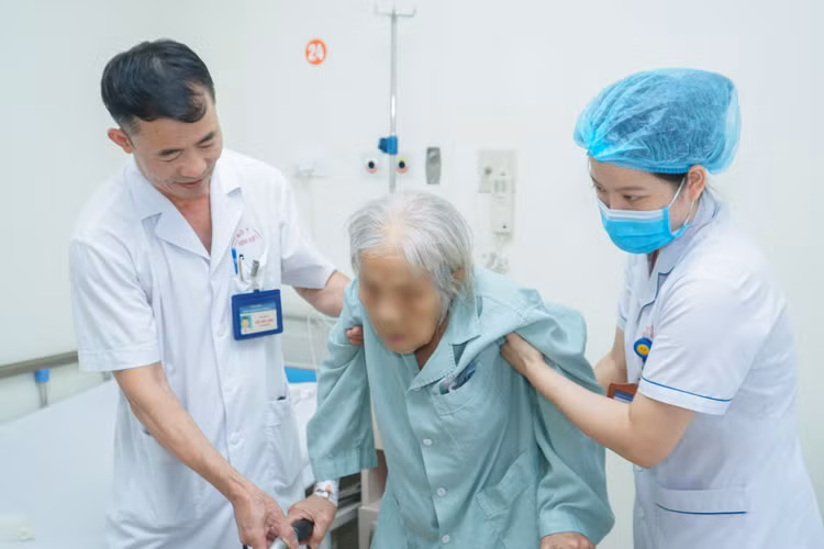 Bà cụ tập đi lại sau phẫu thuật - Ảnh BVCC