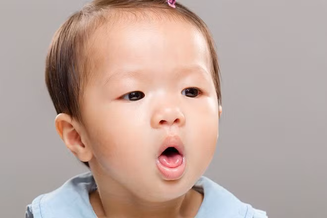 Trẻ thường bị ho trong thời tiết giao mùa - minh họa