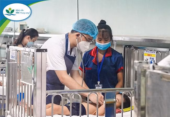 Trẻ nhiễm Adenovirus đang điều trị tại Viện Nhi TƯ. Trẻ nhiễm Adenovirus đang điều trị tại Viện Nhi TƯ.