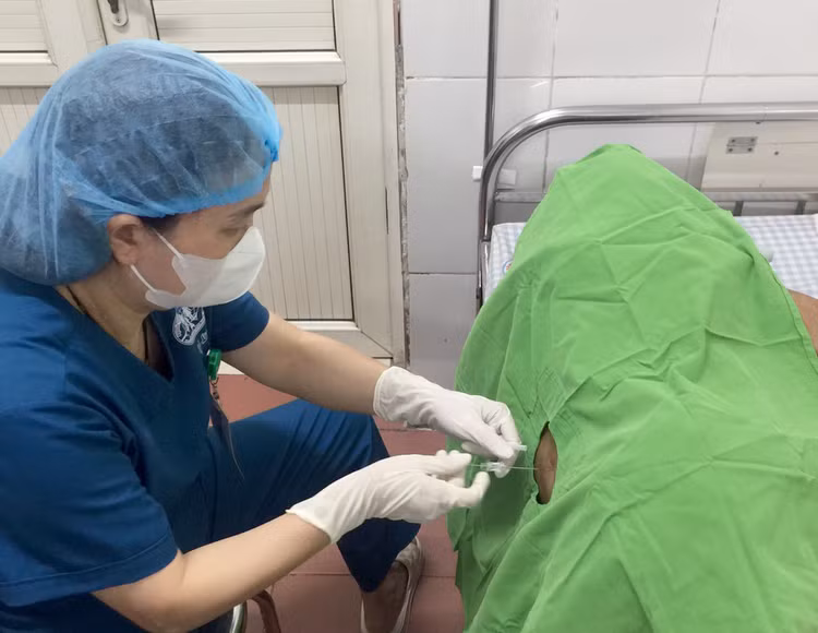 Bác sĩ tiến hành chọc dịch não tủy cho người bệnh làm xét nghiệm