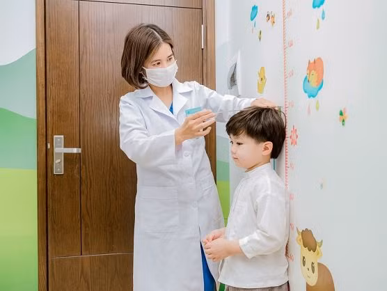 Khám và tư vấn dinh dưỡng cho trẻ