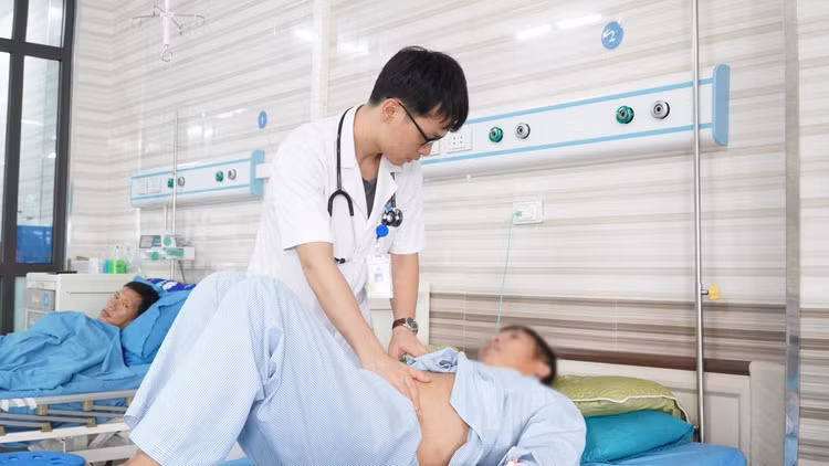 Thăm khám cho bệnh nhân chảy máu mũi Thăm khám cho bệnh nhân chảy máu mũi