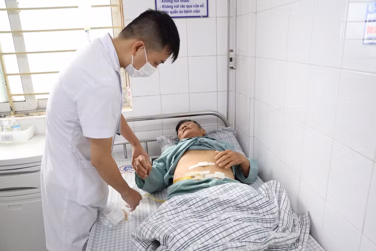 Bác sĩ thăm khám cho người bệnh