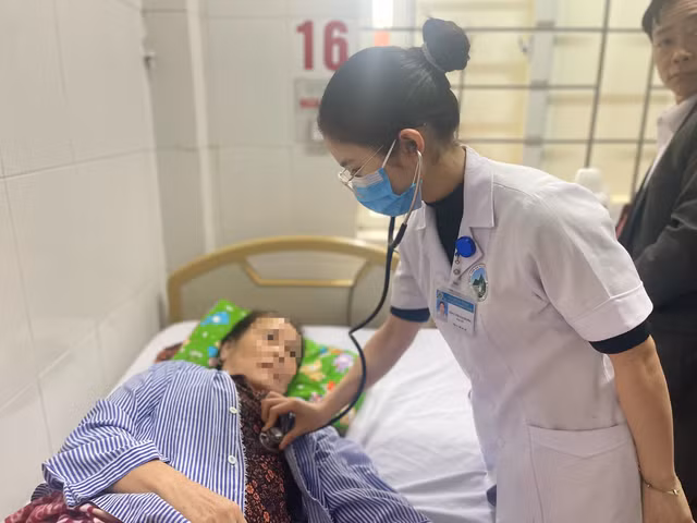 Bác sĩ thăm khám cho bệnh nhân