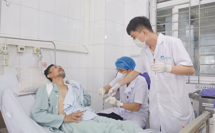 Bác sĩ CKII Hoàng Văn Quyết rút ống dẫn lưu khoang màng phổi cho người bệnh sau 1 tuần phẫu thuật. - Ảnh BVCC Bác sĩ CKII Hoàng Văn Quyết rút ống dẫn lưu khoang màng phổi cho người bệnh sau 1 tuần phẫu thuật. - Ảnh BVCC