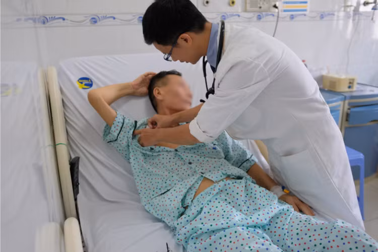 Bác sĩ thăm khám và kiểm tra vết mổ cho bệnh nhân mỗi ngày - Ảnh BVCC