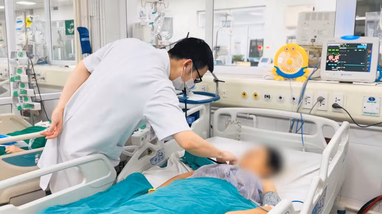 Thăm khám cho người bệnh - Ảnh BVCC