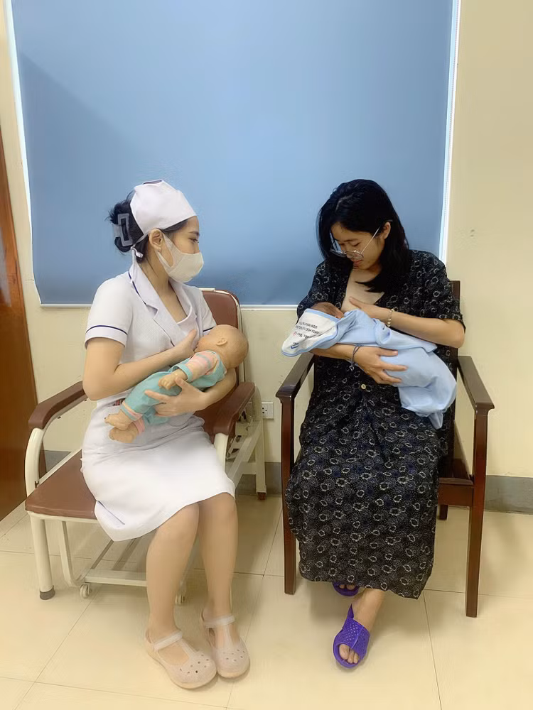 Cán bộ y tế Bệnh viện Sản Nhi Nghệ An hướng dẫn sản phụ cách chăm sóc, nuôi con bằng sữa mẹ