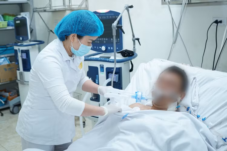 Hồi sức cho bệnh nhân - Ảnh BVCC