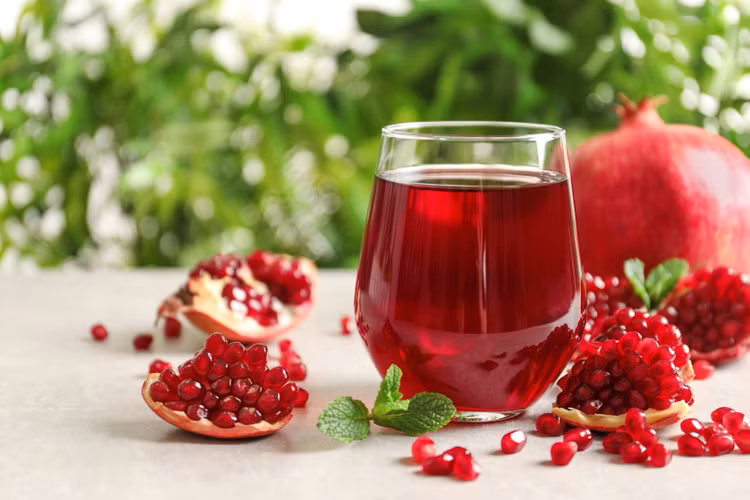 Nước ép cà chua và lựu rất tốt cho phụ nữ Nước ép cà chua và lựu rất tốt cho phụ nữ