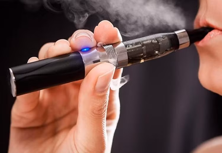 Hút thuốc lá gây nhiều tác hại cho mắt - ảnh minh họa Hút thuốc lá gây nhiều tác hại cho mắt - ảnh minh họa
