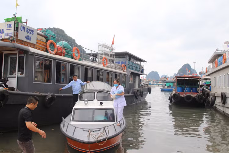 Đưa bé trai sinh trên biển lên bờ - Ảnh BVCC