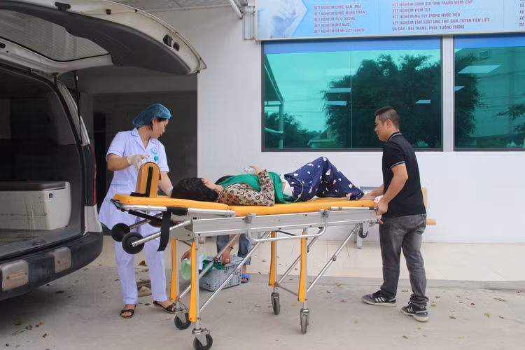 Đưa sản phụ trở về đất liền - Ảnh BVCC