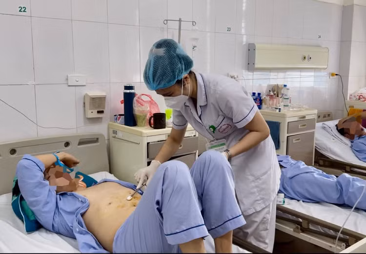 Thăm khám cho bệnh nhân sau phẫu thuật - Ảnh BVCC Thăm khám cho bệnh nhân sau phẫu thuật - Ảnh BVCC
