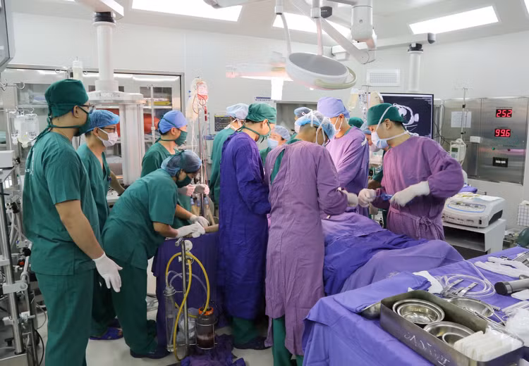 Gần 20 y bác sĩ được huy động để phẫu thuật cấp cứu bệnh nhân sốc đa chấn thương nguy kịch