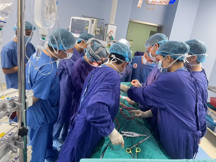 Lấy khối u giáp khổng lồ 15 năm đè ép khí quản ảnh 1