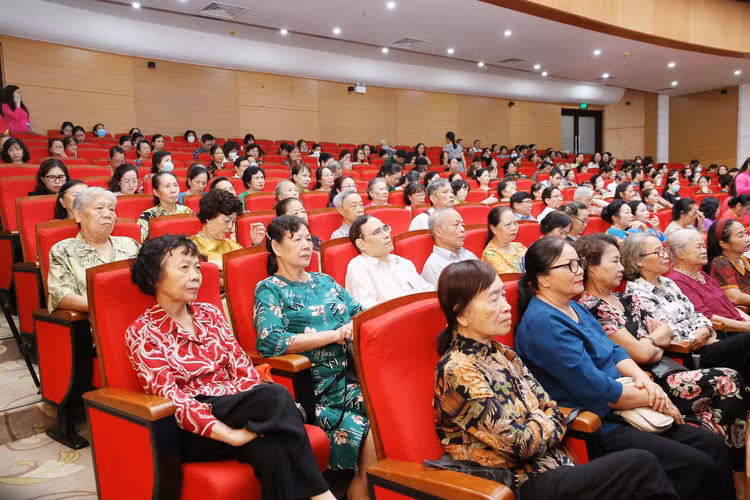 Người cao tuổi tham gia Hội nghị