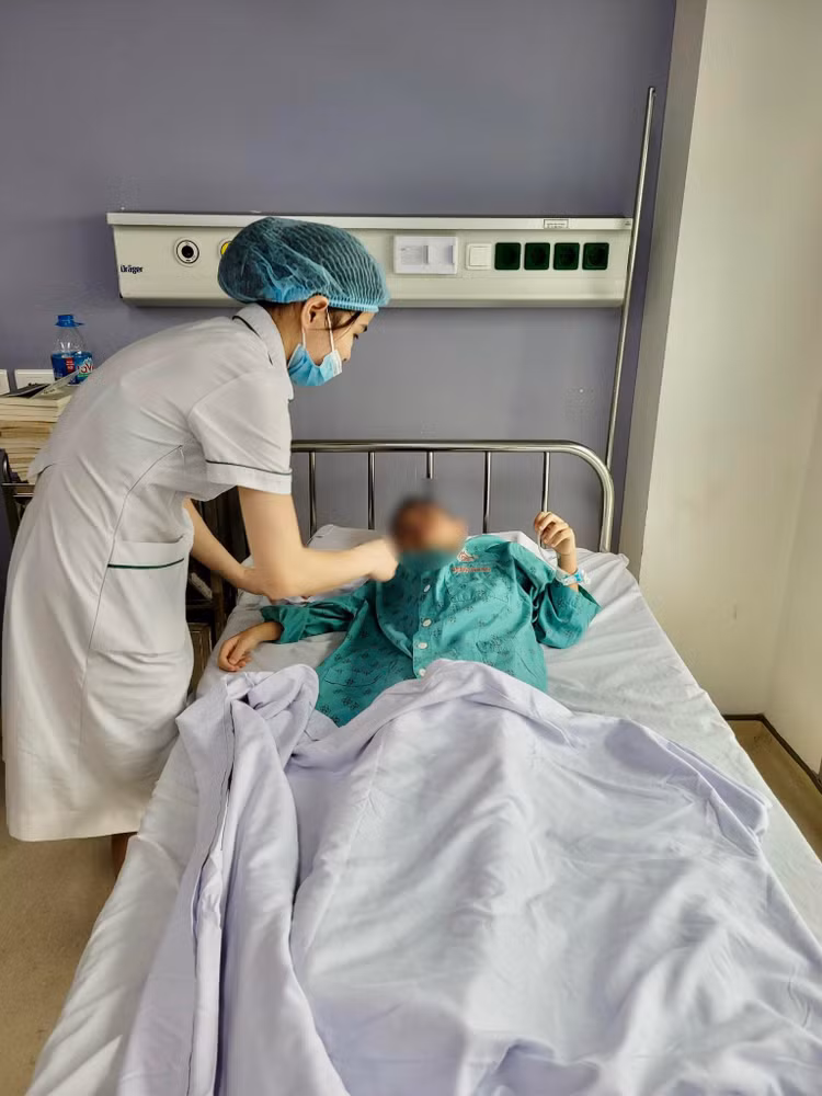 Điều dưỡng Khoa Nam học - Bệnh viện TWQĐ 108 chăm sóc trẻ sau phẫu thuật - Ảnh BSCC