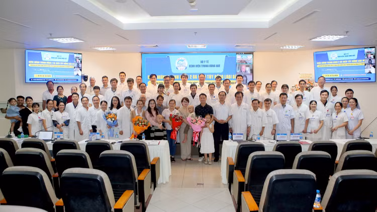 Đội ngũ nhân viên y tế và người nhà bệnh nhân trong 2 ca ghép tủy - Ảnh BVCC