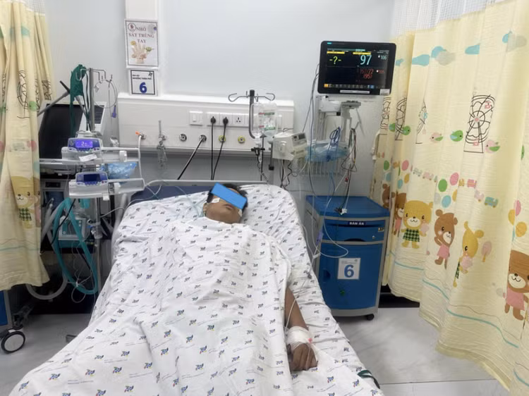 Bé trai 14 tuổi chẩn đoán sốc nhiệt, được điều trị tích cực truyền dịch chống sốc, hỗ trợ hô hấp, điều chỉnh toan, điện giải - Ảnh: BVCC