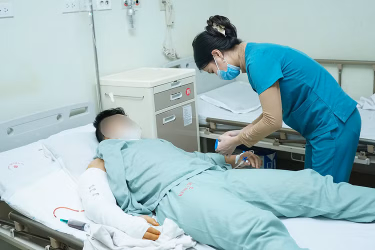 Chăm sóc bệnh nhân sau phẫu thuật - Ảnh BVCC Chăm sóc bệnh nhân sau phẫu thuật - Ảnh BVCC