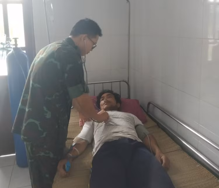 BS Nguyễn Trọng Hoà, Bệnh xá đảo Song Tử Tây kiểm tra tình hình hiện tại của bệnh nhân - Ảnh BVCC BS Nguyễn Trọng Hoà, Bệnh xá đảo Song Tử Tây kiểm tra tình hình hiện tại của bệnh nhân - Ảnh BVCC