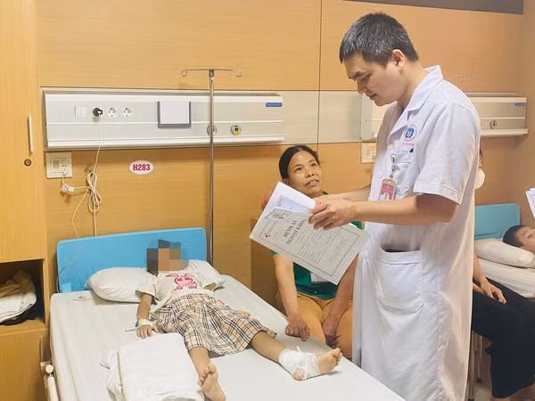 Trẻ bị bỏng gót chân do mỳ tôm - Ảnh BVCC