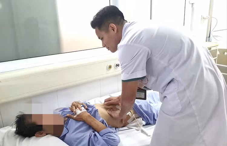 Thăm khám cho bệnh nhân sau phẫu thuật- Ảnh BVCC Thăm khám cho bệnh nhân sau phẫu thuật- Ảnh BVCC