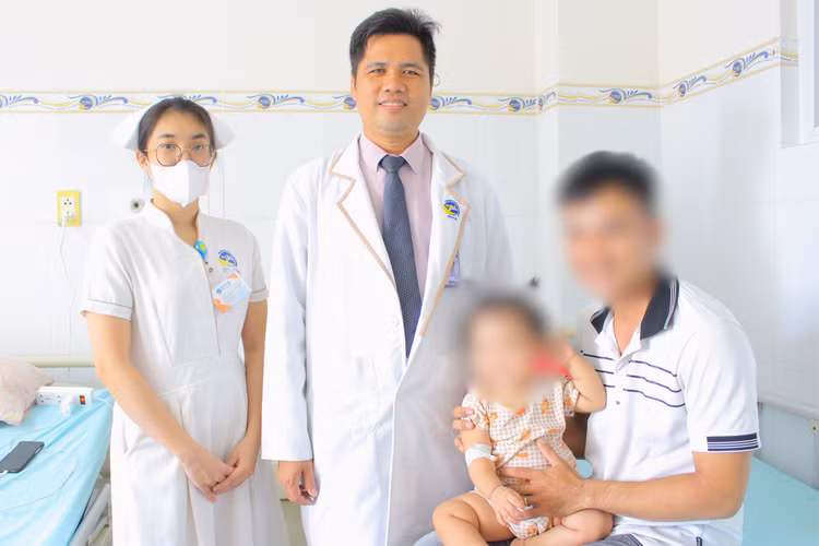Sau hồi sức tích cực bé gái đã ổn định sức khỏe - Ảnh BVCC Sau hồi sức tích cực bé gái đã ổn định sức khỏe - Ảnh BVCC
