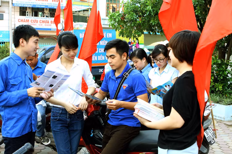 Thanh niên Hà Nội tư vấn về khám sức khỏe tiền hôn nhân - Ảnh Dân số Hà Nội Thanh niên Hà Nội tư vấn về khám sức khỏe tiền hôn nhân - Ảnh Dân số Hà Nội