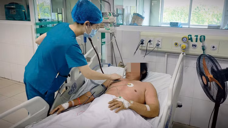 Thăm khám cho bệnh nhân - Ảnh BVCC