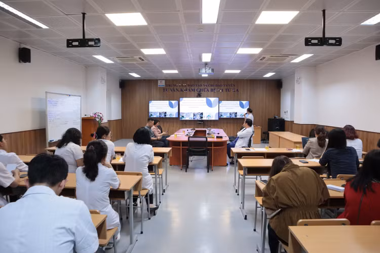 ThS Đỗ Thị Ngọc – Trưởng Phòng Điều dưỡng Bệnh viện E trình bày báo cáo ThS Đỗ Thị Ngọc – Trưởng Phòng Điều dưỡng Bệnh viện E trình bày báo cáo