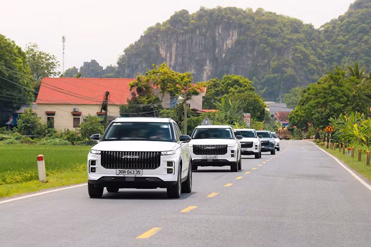 So với xe xăng truyền thống hay các mẫu EV và PHEV đang có mặt trên thị trường, J7 PHEV (SHS) tạo nên một vị thế độc lập và bền vững. So với xe xăng truyền thống hay các mẫu EV và PHEV đang có mặt trên thị trường, J7 PHEV (SHS) tạo nên một vị thế độc lập và bền vững.