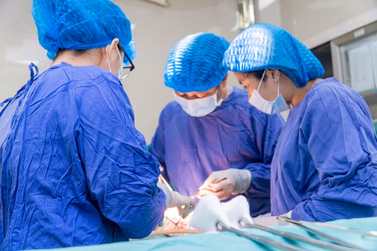Ca phẫu thuật lấy thai bà bóc u xơ cho bệnh nhân - Ảnh BVCC Ca phẫu thuật lấy thai bà bóc u xơ cho bệnh nhân - Ảnh BVCC