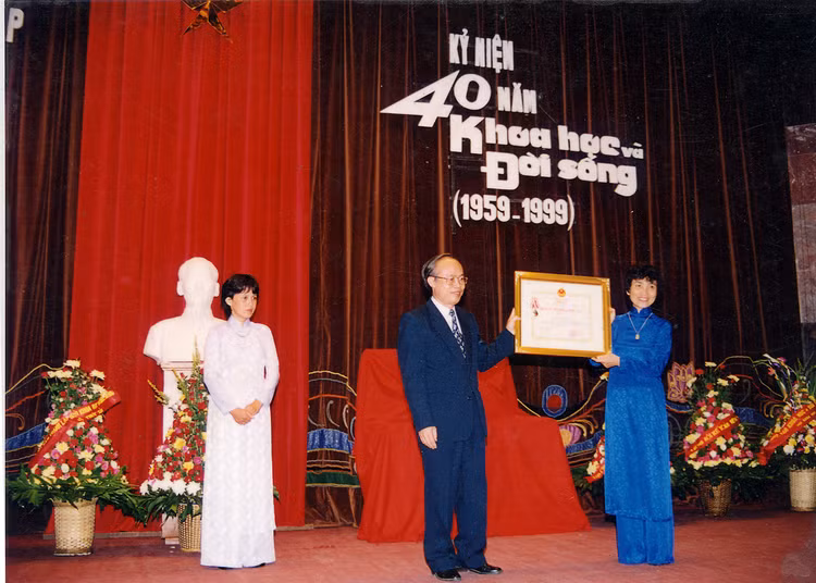 Bộ Trưởng Bộ KH&CN Chu Tuấn Nhạ trao Huân Chương Độc Lập Hạng Ba cho Báo Khoa học và Đời sống nhân kỷ niệm 40 năm ngày thành lập Báo. Bộ Trưởng Bộ KH&CN Chu Tuấn Nhạ trao Huân Chương Độc Lập Hạng Ba cho Báo Khoa học và Đời sống nhân kỷ niệm 40 năm ngày thành lập Báo.