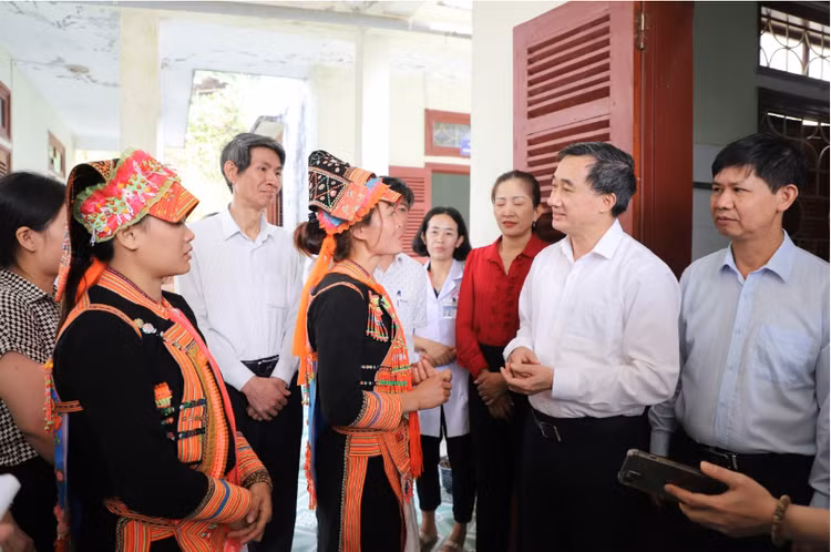 Thứ trưởng Bộ Y tế Trần Văn Thuấn gặp gỡ với cô đỡ thôn bản