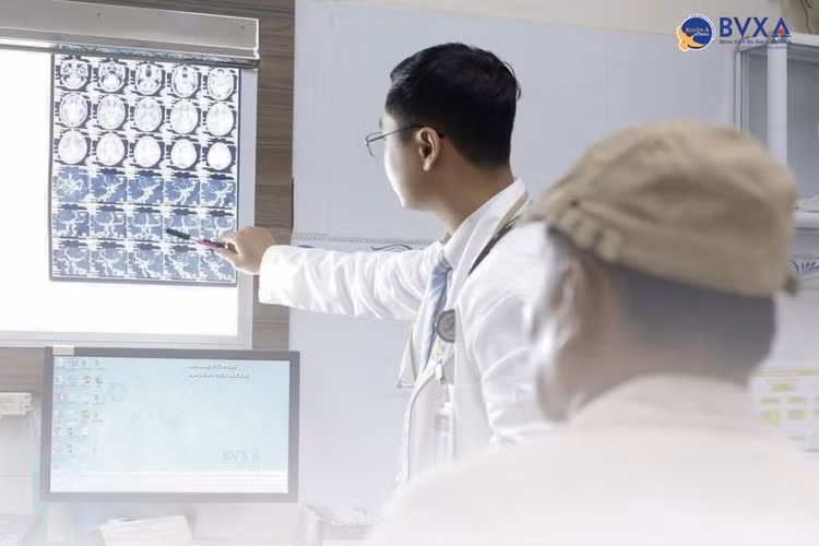 Xem phim cho bệnh nhân đột quỵ não - ảnh BSCC