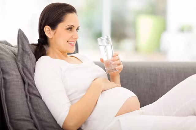 Bà bầu cần uống nước đúng và đủ trong thai kỳ - Ảnh minh họa Bà bầu cần uống nước đúng và đủ trong thai kỳ - Ảnh minh họa