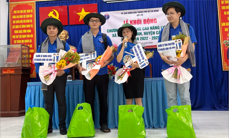 Các bác sĩ xung phong tình nguyện ra đảo